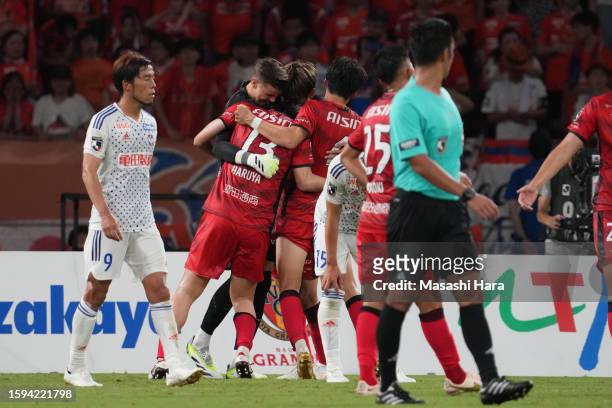Players of Nagoya Grampus celebrate the win during the J.LEAGUE Meiji Yasuda J1 22nd Sec. Match between Nagoya Grampus and Albirex Niigata at the...