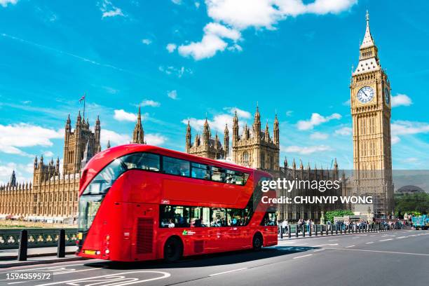 london big ben and traffic on westminster bridge - big ben stockfoto's en -beelden