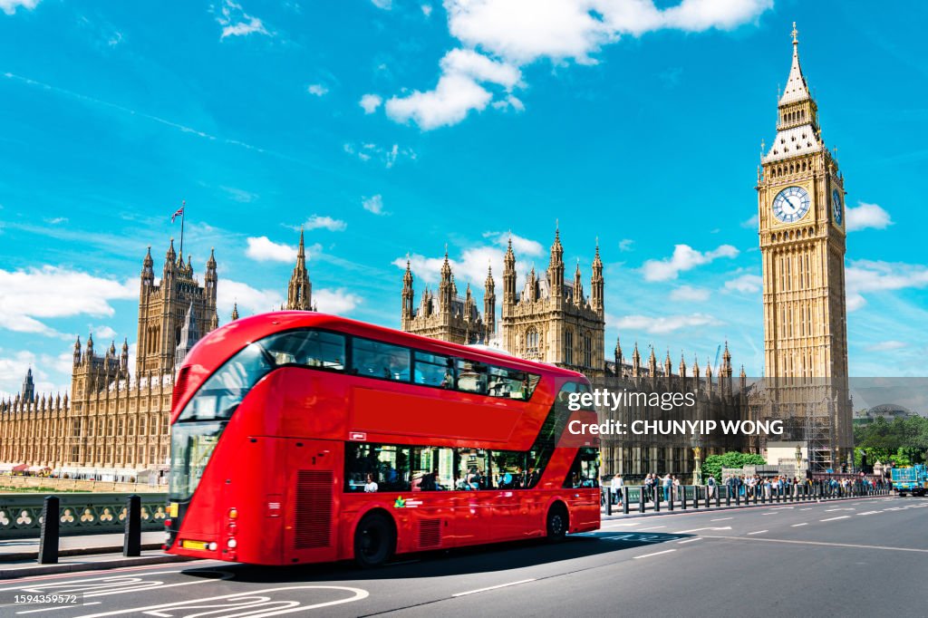 London Big Ben and traffic on Westminster Bridge