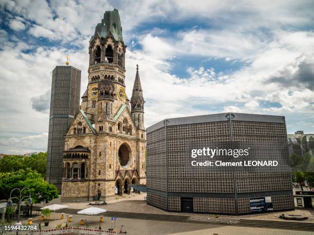 elevated view of the kaiser wilhelm memorial church (kaiser-wilhelm-gedächtniskirche) at breitscheidplatz square, berlin-charlottenburg, germany. - breitscheidplatz square stock pictures, royalty-free photos & images