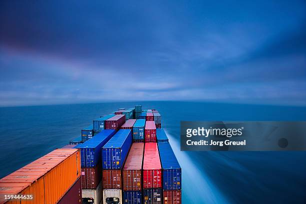 container ship on the baltic sea at dusk - container ship 個照片及圖片檔