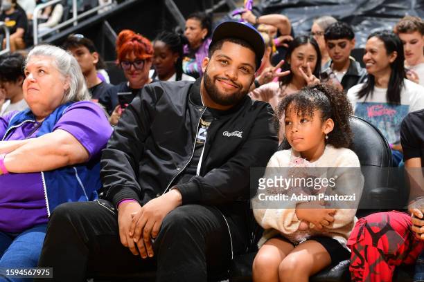 Shea Jackson Jr. Sits court side during the game between the Los Angeles Sparks and the Atlanta Dream on August 12, 2023 at Crypto.com Arena in Los...