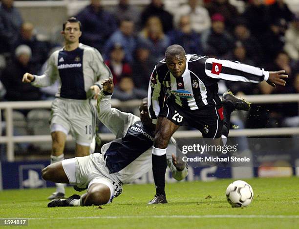 Marcelo Zalayeta of Juventus escapes a challenge from Titus Bramble of Newcastle United during the UEFA Champions League First Phase Group E match...