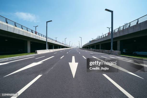 elevated road - motorway sign stock pictures, royalty-free photos & images