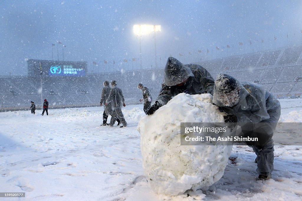 First Snowfall Causes Chaos In Tokyo