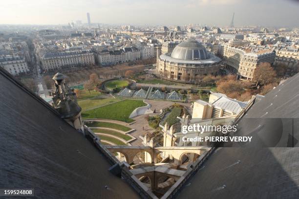 Photo prise le 27 novembre 2007 depuis le toit de l'église Saint-Eustache à Paris, du jardin des Halles à Paris. Le premier coup de pioche du...
