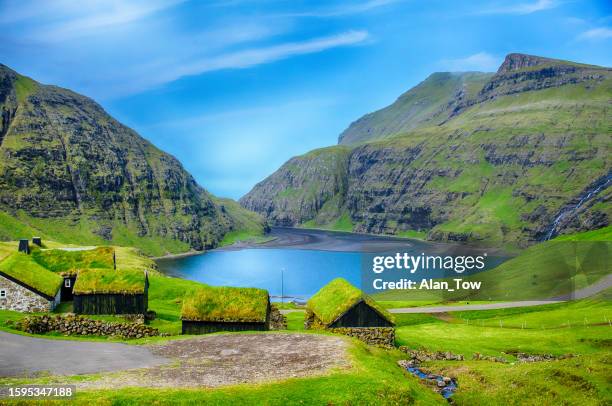 village à saksun avec de l’herbe sur le toit avec lagon à l’île de féroé - faroe islands photos et images de collection