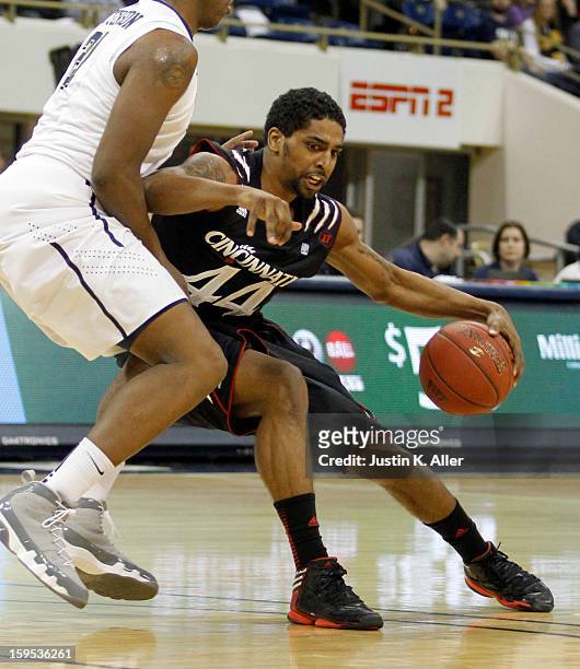 JaQuon Parker of the Cincinnati Bearcats handles the ball against the Pittsburgh Panthers at Petersen Events Center on December 31, 2012 in...