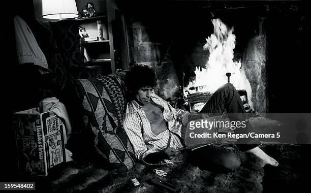 Musician Keith Richards is photographed at home in 1977 in Weston, Connecticut. CREDIT MUST READ: Ken Regan/Camera 5 via Contour by Getty Images.