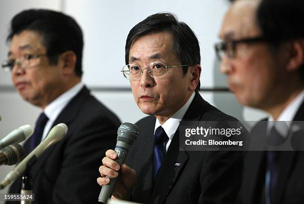 Osamu Shinobe, executive vice president of All Nippon Airways Co. , center, speaks during a news conference in Tokyo, Japan, on Wednesday, Jan. 16,...