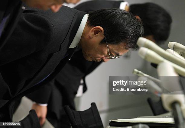 Osamu Shinobe, executive vice president of All Nippon Airways Co. , bows during a news conference in Tokyo, Japan, on Wednesday, Jan. 16, 2013. ANA...