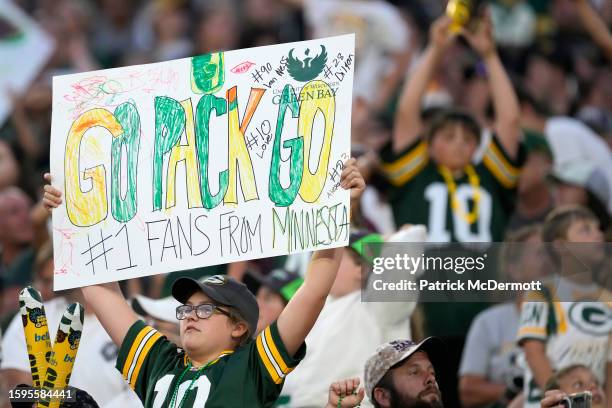 Packer Fan Signs Green Bay Packers Fan Sign Photos and Premium High Res Pictures - Getty ...