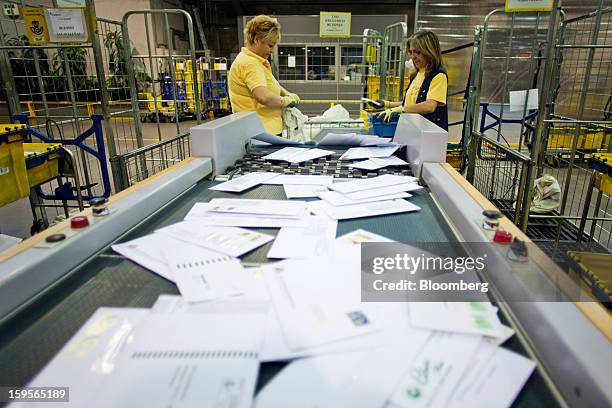 Mail Sorting Machine Photos and Premium High Res Pictures - Getty Images