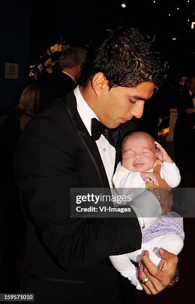 Luis Suarez met zijn dochter Delphine op het Gala Voetballer van het Jaar in Studio 21 op het Mediapark in Hilversum. At the player of the year award...