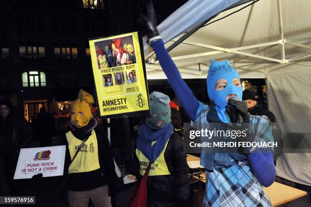 Dozen of person attend a rally called by French NGO Amnesty International and the Russie-Libertes association, to support jailed members of the...