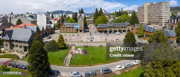 plaza de la ciudad, ciudad central bariloche, argentina - bariloche fotografías e imágenes de stock