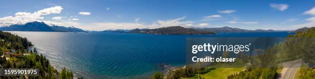 panorama, vista espectacular de bariloche sobre lago y andes. argentina - bariloche fotografías e imágenes de stock