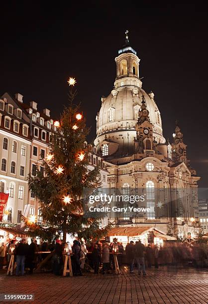 frauenkirche and christmas market in dresden - dresden germany stock-fotos und bilder