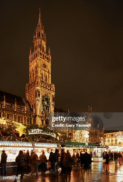 christmas market on marienplatz by new town hall - christmas market in munich stock-fotos und bilder