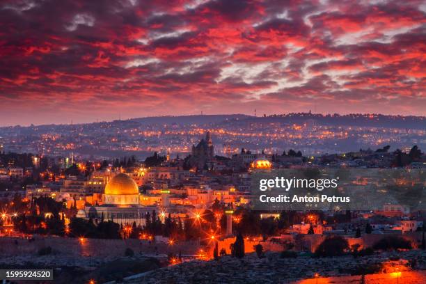 view of the old city of jerusalem at sunset. israel - jewish settlement in east jerusalem stock-fotos und bilder