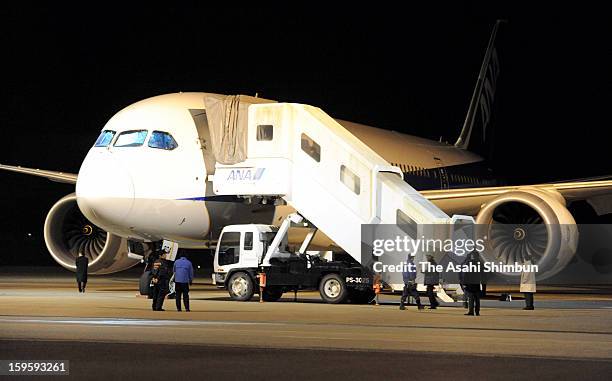 Japan Transport Safety Board members investigate a Boeing 787 airplane that made an emergency landing at Takamatsu Airport on January 16, 2013 in...