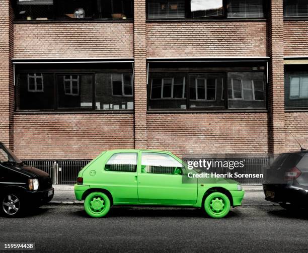 green car, sustainable energy. (by sidewalk) - halt stockfoto's en -beelden