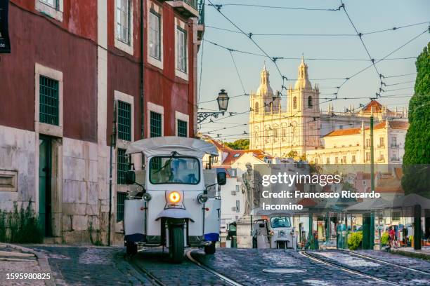 lisbon, alfama. portugal - auto riquexó imagens e fotografias de stock