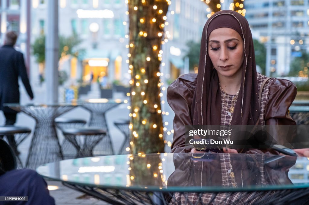 Mujer de Oriente Medio usando su teléfono móvil