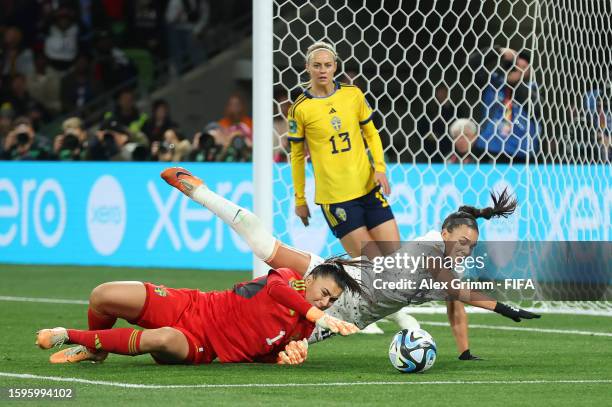 Zecira Musovic of Sweden blocks Sophia Smith of USA during the FIFA Women's World Cup Australia & New Zealand 2023 Round of 16 match between Sweden...