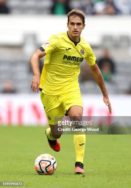 Denis Suarez of Villarreal CF runs with the ball during the Sela Cup match between OGC Nice and Villarreal CF at St James' Park on August 05, 2023 in...