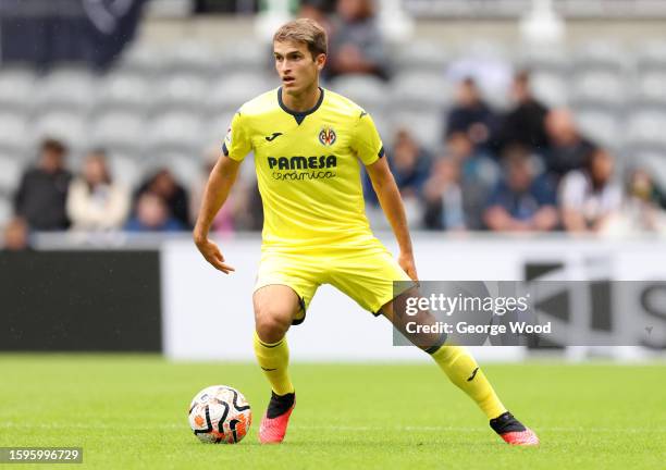 Denis Suarez of Villarreal CF on the ball during the Sela Cup match between OGC Nice and Villarreal CF at St James' Park on August 05, 2023 in...