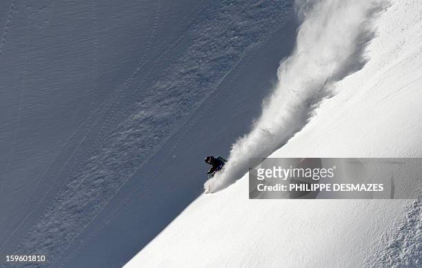 Skier competes during the 5th Linecatcher at the "Cirque de Fond Blanc" on January 16, 2013 in Les Arcs ski resort, French Alps. AFP PHOTO/PHILIPPE...
