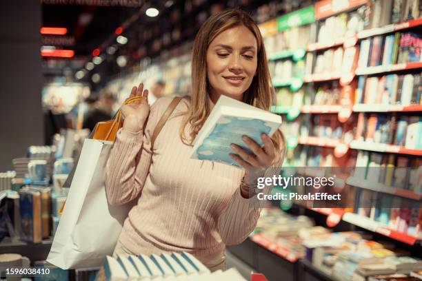 son temps libre à la librairie - librairie photos et images de collection