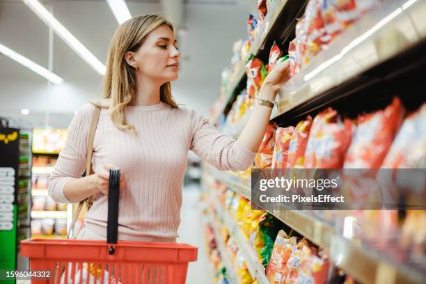 costumer buying food at the market - value for money stock pictures, royalty-free photos & images