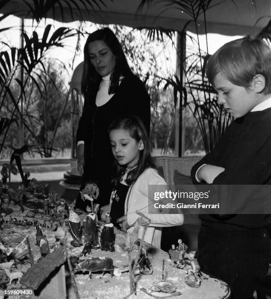 The Italian Lucia Bose, 'Miss Italia 1947 and actress, prepares the nativity of Jesus along with her children Lucia and Paola at her home in...