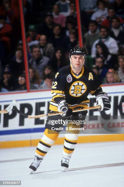 Adam Oates of the Boston Bruins skates on the ice during an NHL game against the Philadelphia Flyers on January 21, 1993 at the Spectrum in...