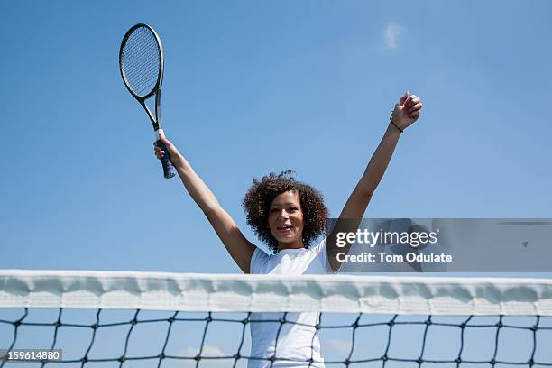 tennis player cheering on court - red de tenis fotografías e imágenes de stock