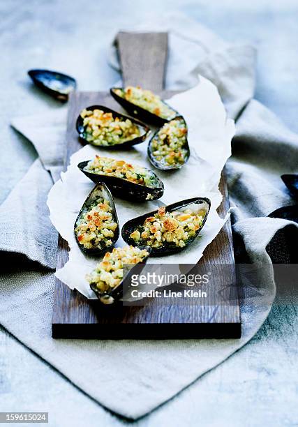 plate of baked mussels - gratinerad bildbanksfoton och bilder