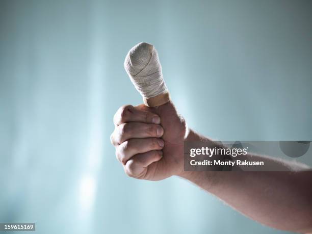 man with bandaged thumb - thumb fotografías e imágenes de stock