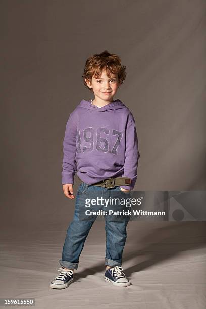boy smiling in studio - boy jeans stockfoto's en -beelden
