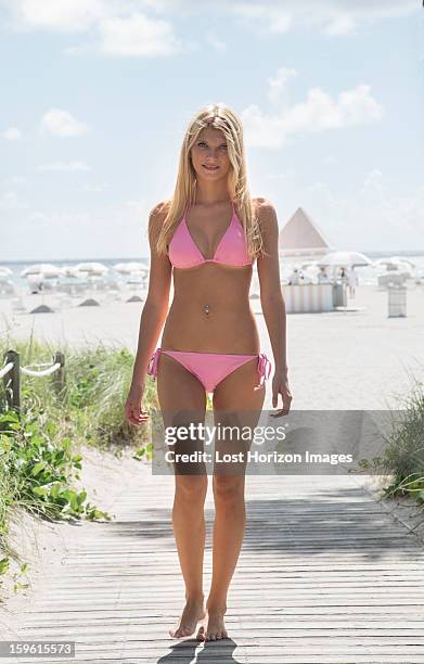9 659点の白人 ビキニ 美女 一人 海岸のストックフォト Getty Images 9 659点の白人 ビキニ 美女 一人 海岸のストックフォト Getty Images