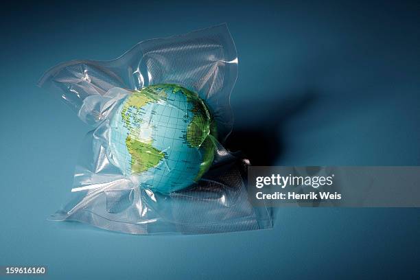 globe shrink wrapped in plastic - sotto vuoto foto e immagini stock