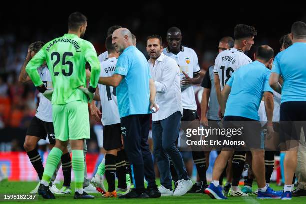 Ruben Baraja, Manager of Valencia CF speaks with the players during the Trofeu Taronja match between Valencia CF and Aston Villa at Estadio Mestalla...