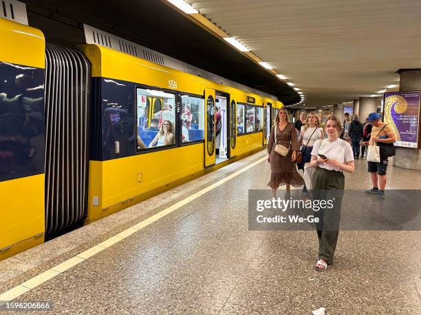 touristen und einheimische warten auf die u7 nach ostfildern am bahnhof charlottenplatz in der stuttgarter innenstadt. - u bahnsteig stock-fotos und bilder