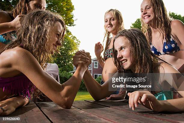 two girls arm wrestling - rolwisseling stockfoto's en -beelden