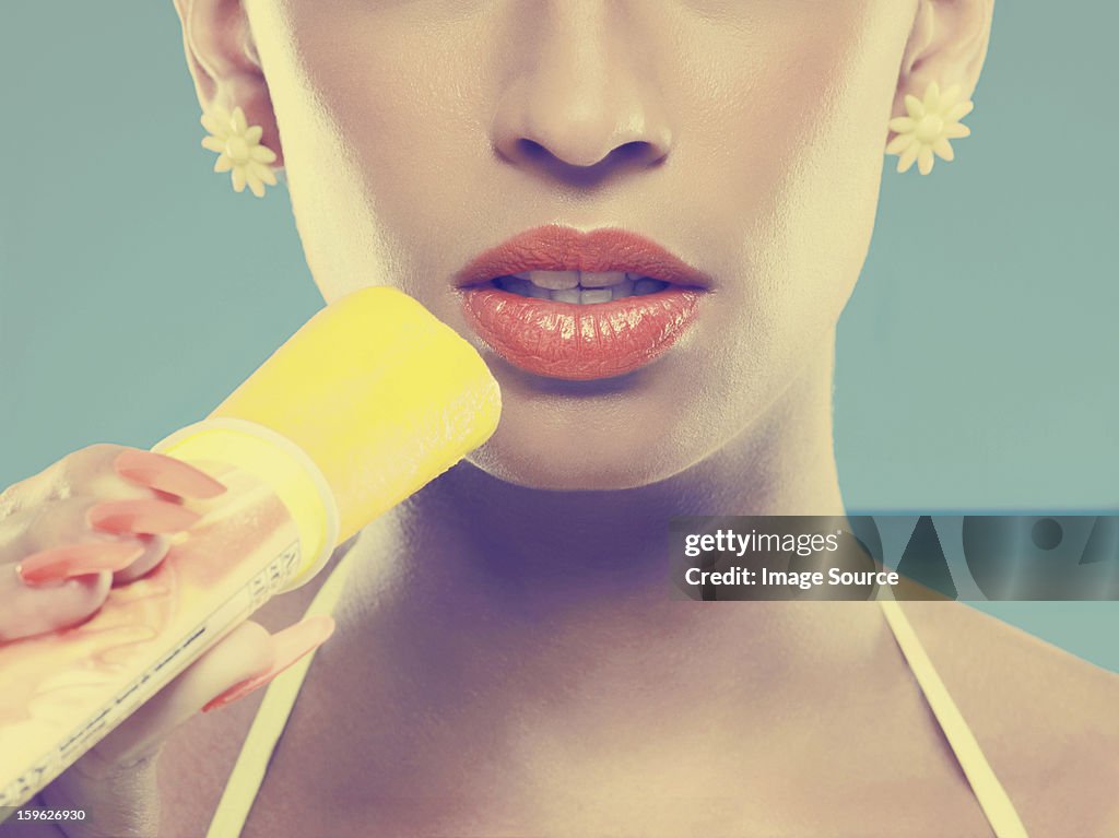 Joven mujer comiendo polo de