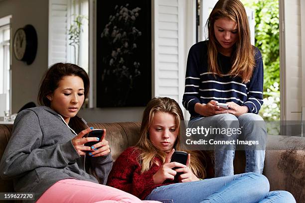 teenage girls using cellphones - solo adolescenti femmine foto e immagini stock