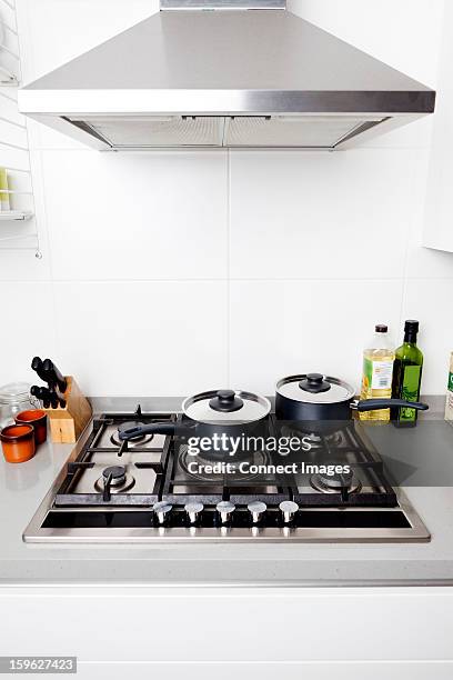 saucepans on gas hob - casserole photos et images de collection