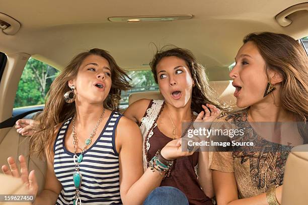 three girls in back seat of car - friends inside car - fotografias e filmes do acervo