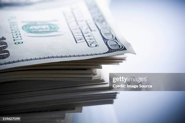 stack of one hundred dollar bills - american one hundred dollar bill stockfoto's en -beelden